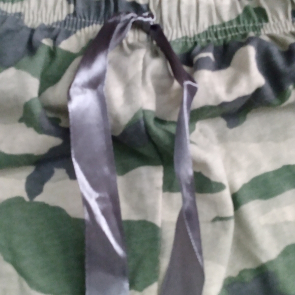 tan and green baggy camo shorts - Picture 3 of 4